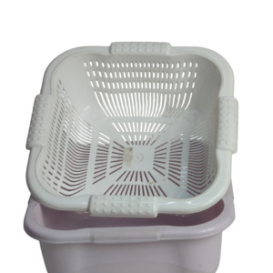 Hand-operated strainer with 2-piece filter