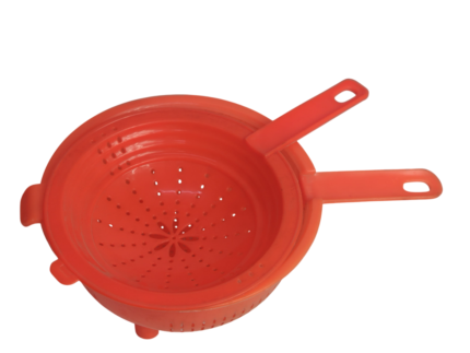 Boat dish with strainer