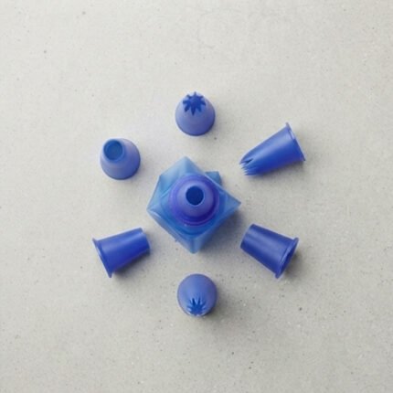 Silicone Pastry Piping Bag Set with Interchangeable Icing Nozzles for Cake Decorating